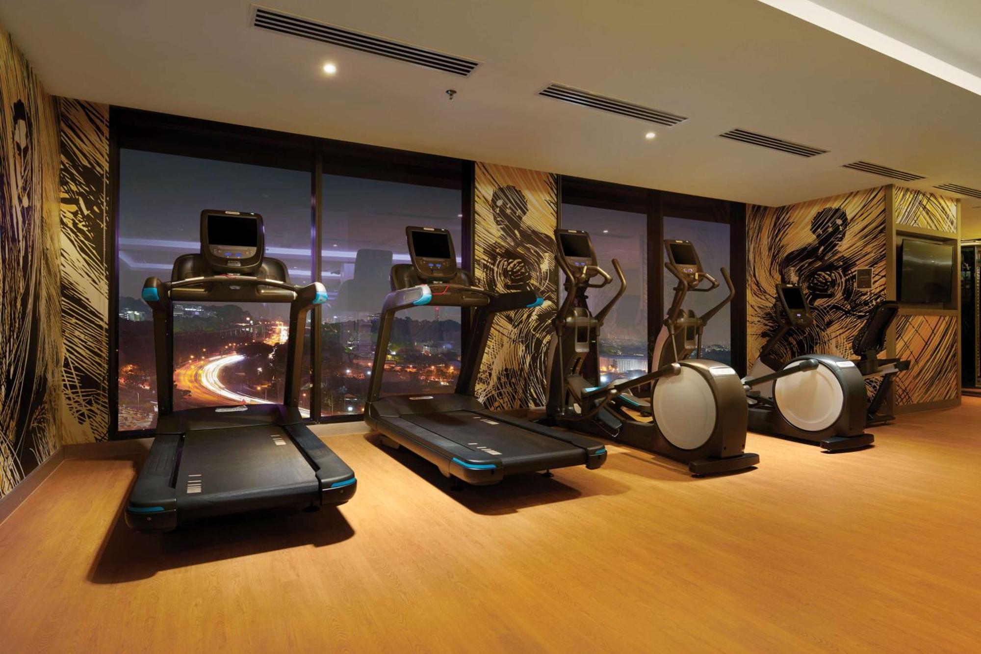 Doubletree By Hilton Shah Alam I-City Exterior foto The gym at the hotel